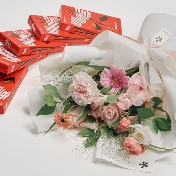 꽃집청년들,핑크 계절 꽃다발+빼빼로 5개