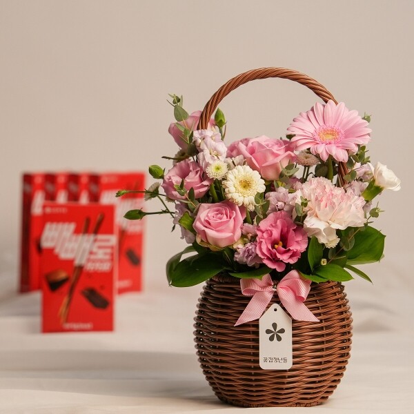 꽃집청년들,핑크 계절 꽃바구니+빼빼로 5개