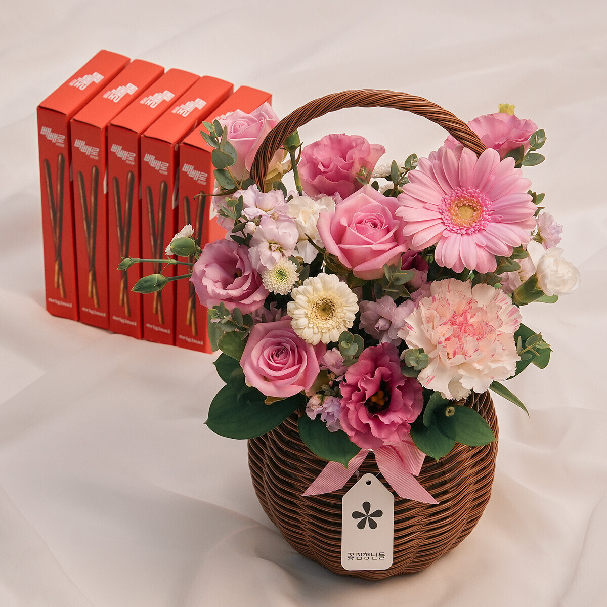 꽃집청년들,핑크 계절 꽃바구니+빼빼로 5개