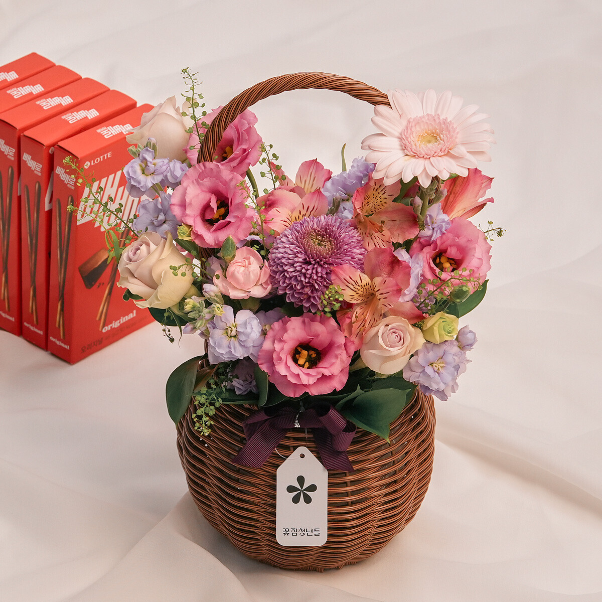 꽃집청년들,핑크 퍼플 꽃바구니+빼빼로 5개