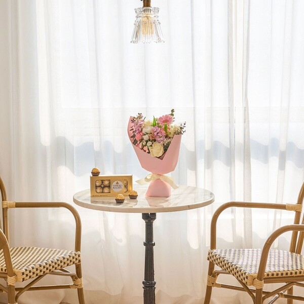 꽃집청년들,화이트 핑크 계절 꽃다발+페레로로쉐 8구