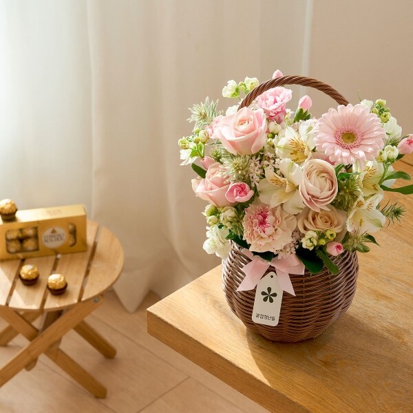꽃집청년들,화이트 핑크 계절 꽃바구니+페레로로쉐 8구