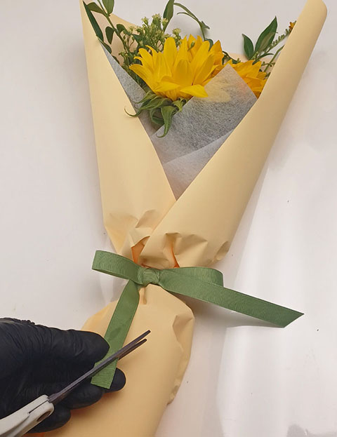 해바라기 꽃다발 리본 사선으로 자르기