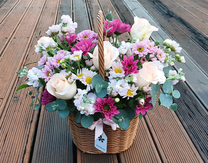 마지막으로 빈 공간에 그린소재, 유칼립투스를 꽂아 주세요