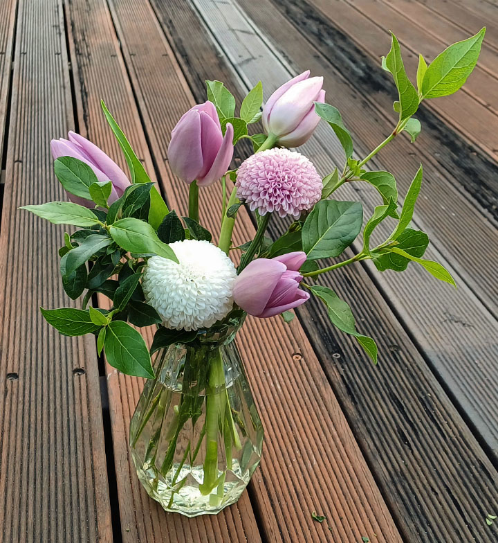 튤립 몇 송이를 화병에 꽂기