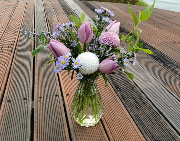 폼폰 국화와 튤립, 화병 꽂이가 완성되었어요